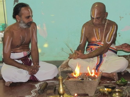 Sri.U.Ve Dr.Navalpakkam Vasudevachariar Swamin (Left) with Srimad Rayapuram Andavan (PoorvAsramam), Sri Raghuveera Mahadesikan. This photo was taken during Acharyan’s Ashrama SweekAram