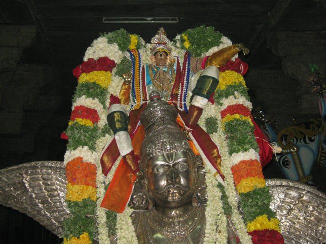 Sri Aaravamudhan_Udhaya Garuda Sevai_2013_05