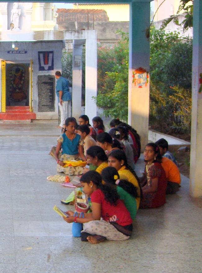 Thiruvelukkai Dhanur maasa Parayanama 2013-05