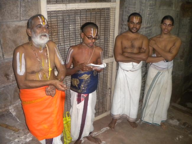 Nammazhwar thiruvadi thozhal Sarangapani temple 2014-04