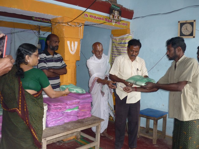 Vastra Dhanam to workers for vaikunda ekadasi 2014  -03