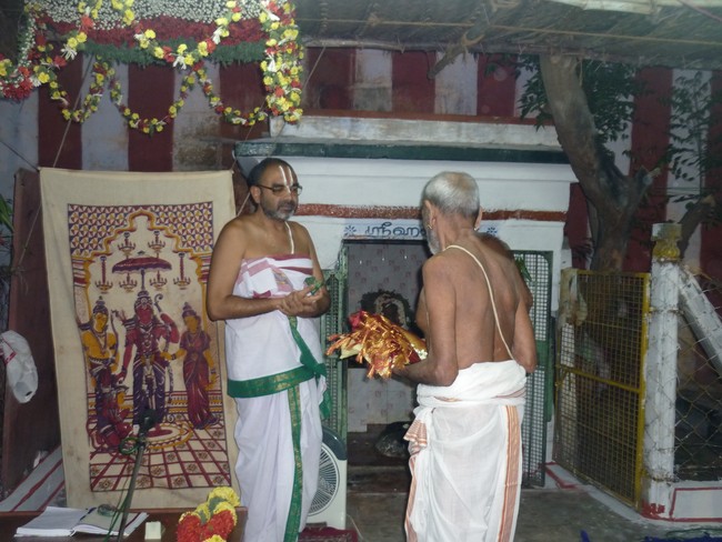 Srirangam Uthra veedhi Perumal Thiruvadi near Upanyasam 2014 -03