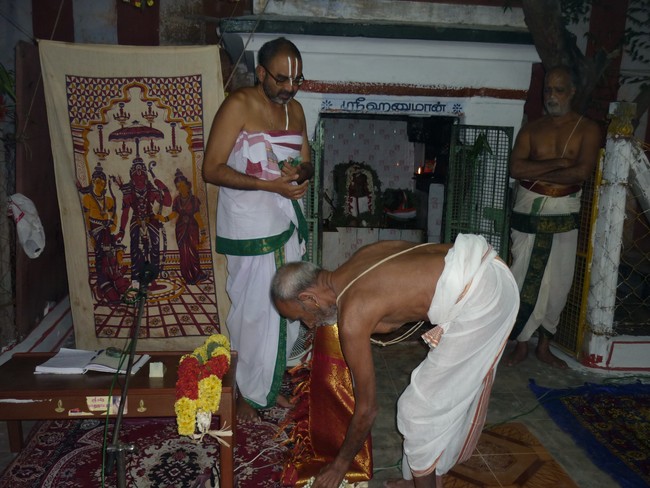 Srirangam Uthra veedhi Perumal Thiruvadi near Upanyasam 2014 -04