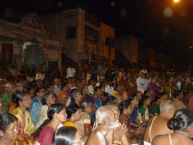 Srirangam Uthra veedhi Perumal Thiruvadi near Upanyasam 2014 -05