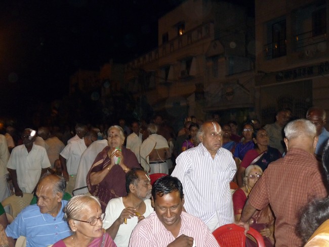 Srirangam Uthra veedhi Perumal Thiruvadi near Upanyasam 2014 -06