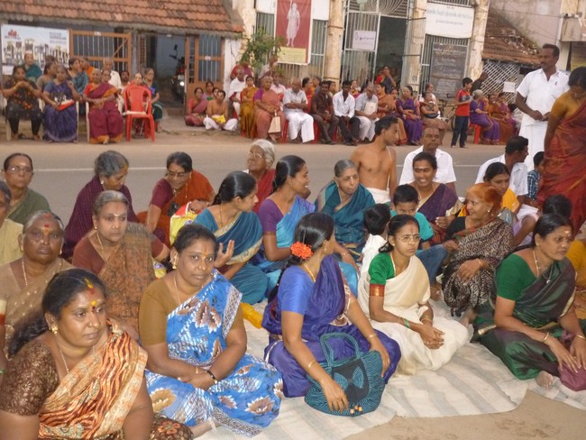 Srirangam Uthra veedhi Perumal Thiruvadi near Upanyasam 2014 -07