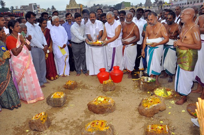 Thiruvallur Renovation work on temple tank   2014 -06