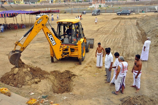 Thiruvallur Renovation work on temple tank   2014 -10