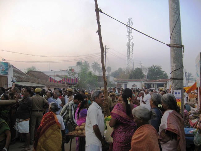 Devotees at Garuda Sevai -Bhaktsavatsala Perumal, Tirunindravur -4