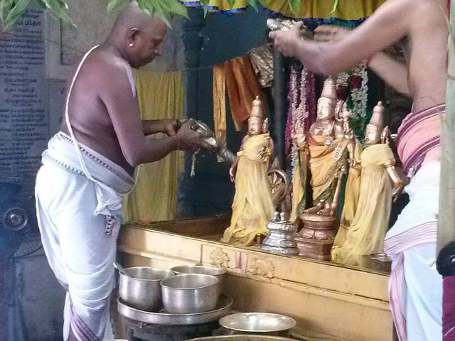 Aminjikarai Sri Prasanna Varadharaja Perumal Brahmotsavam day 2  Thirumanjanam  2014 -01