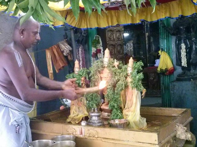 Aminjikarai Sri Prasanna Varadharaja Perumal Brahmotsavam day 2  Thirumanjanam  2014 -09