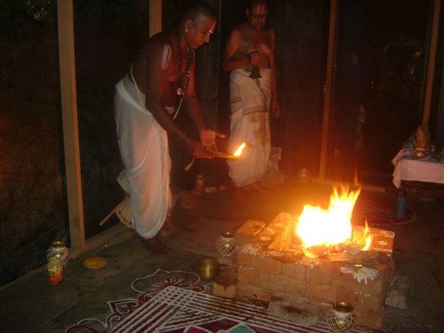 Aminjikarai Sri Prasanna Varadharaja Perumal Brahmotsavam day 2  Thirumanjanam  2014 -10