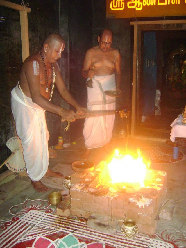 Aminjikarai Sri Prasanna Varadharaja Perumal Brahmotsavam day 2  Thirumanjanam  2014 -13