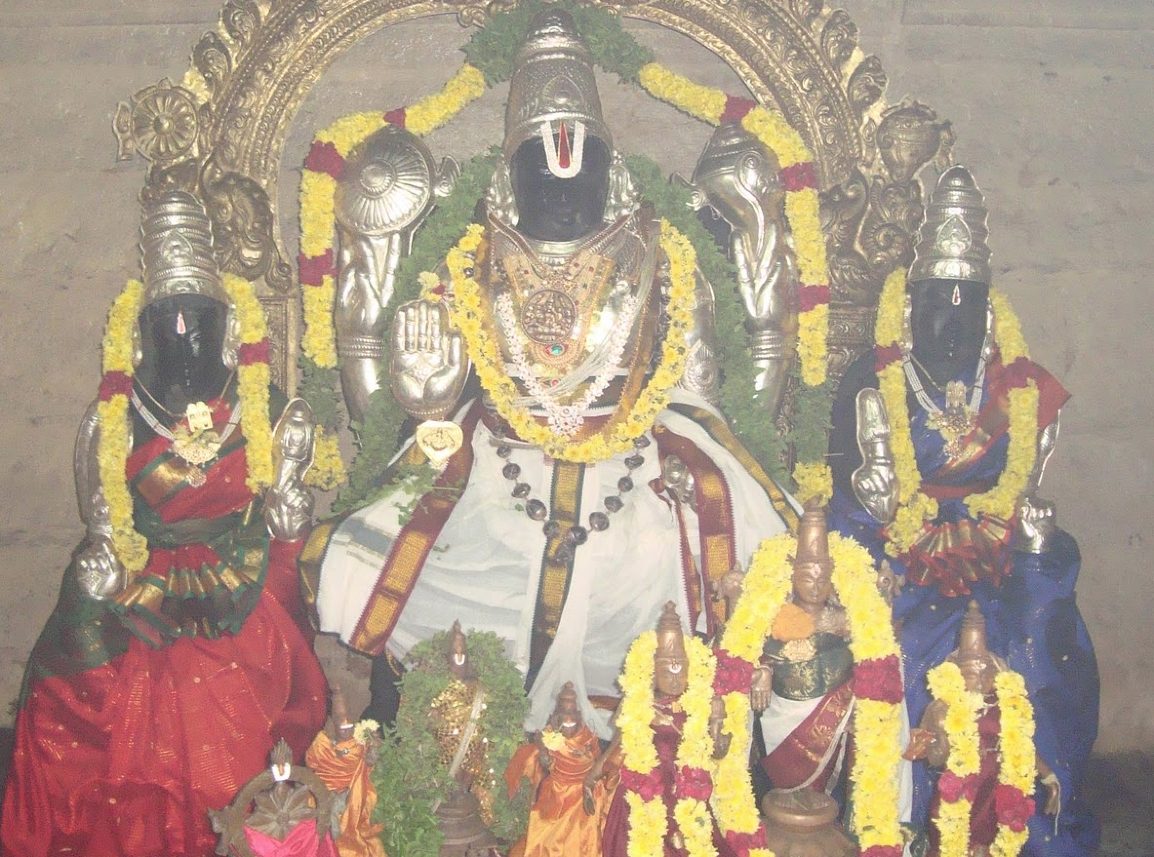 Malayankulam Veetruiruntha Narayana Perumal with Consorts