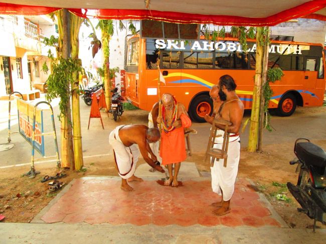 Srimad Rayapuram Andavan Meets 46th Srimad Azhagiyasingar at Srirangam Dasavathara Sannadhi  2014--0012