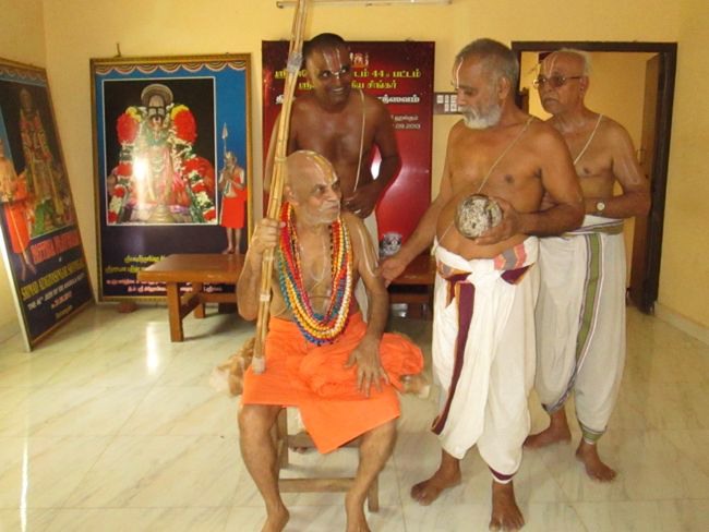Srimad Rayapuram Andavan Meets 46th Srimad Azhagiyasingar at Srirangam Dasavathara Sannadhi  2014--0032