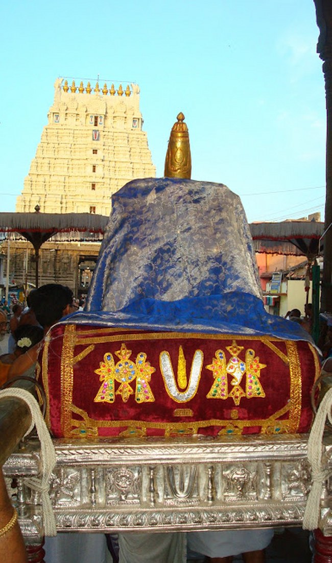 Kanchi Sri Varadaraja Perumal Temple Kodai Utsavam day 4 2014 05