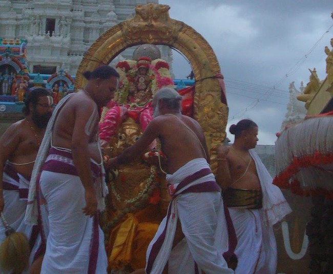 Kanchi Varadarja Perumal Kovil Aadi Garudan Gajenda Moksham 2014 12