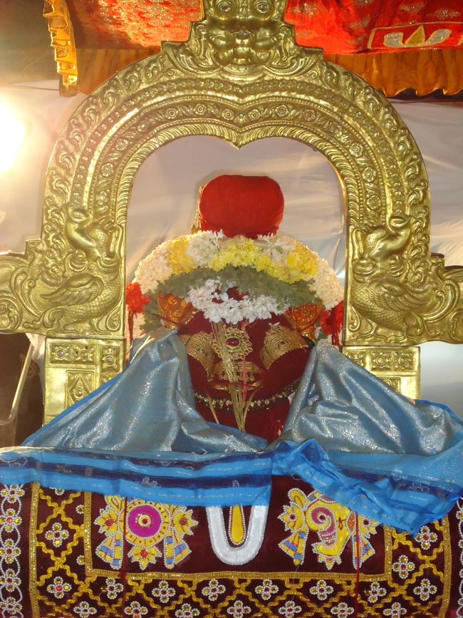HH Azwhar Thirunagari Jeeyar Mangalasasanam At Kanchi Devapperumal Sannadhi 2014 05