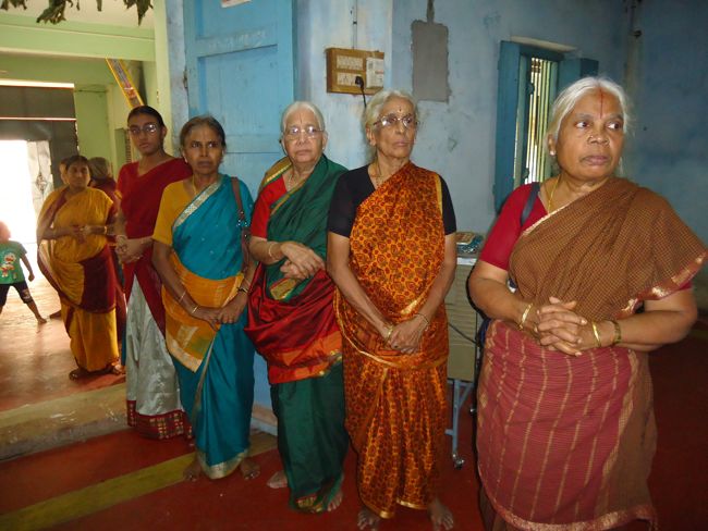 8th nov 14 poundrikapuram ashramam -srimath  paravakotai aandavan swami kaingaryam (10)