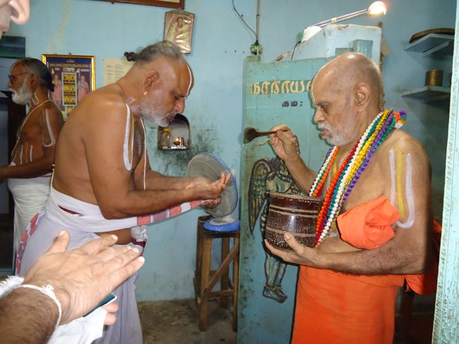 8th nov 14 poundrikapuram ashramam -srimath  paravakotai aandavan swami kaingaryam (13)
