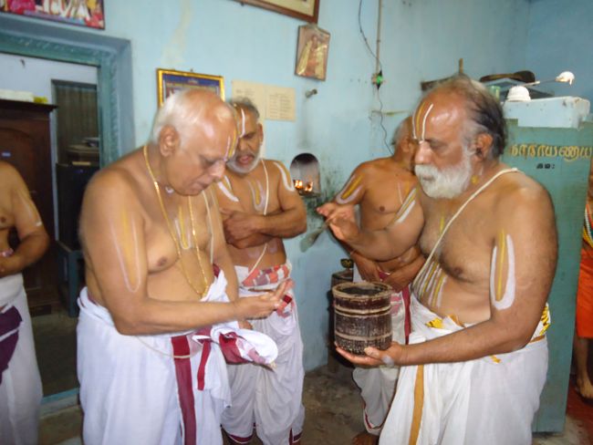 8th nov 14 poundrikapuram ashramam -srimath  paravakotai aandavan swami kaingaryam (14)