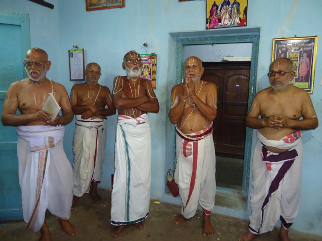 8th nov 14 poundrikapuram ashramam -srimath  paravakotai aandavan swami kaingaryam (21)