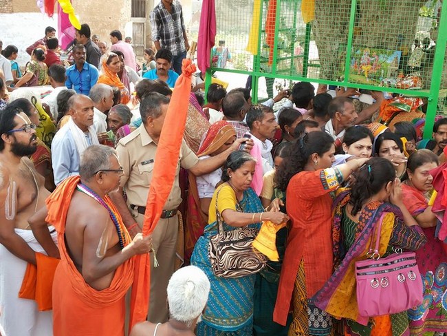 HH 46th Srimath Azhagiyasingar Vijaya Yathirai to Gokulam (Thiruvaipaadi)8