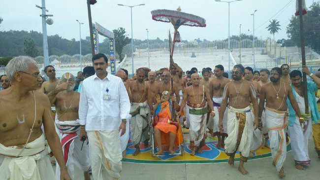 HH Srimushnam Andavan Thiruvenkatamudaiyan Mangalasasanam At Tirumala20