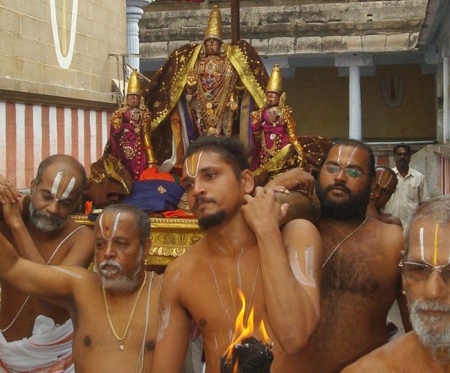 Kanchi Devaperumal  Jaya Karthikai Sukravara Irattai Purappadu 1-201402