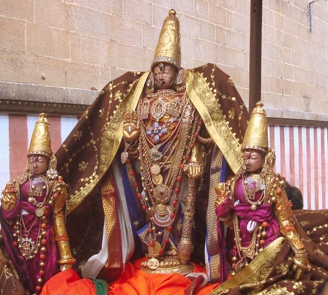 Kanchi Devaperumal  Jaya Karthikai Sukravara Irattai Purappadu 1-201403