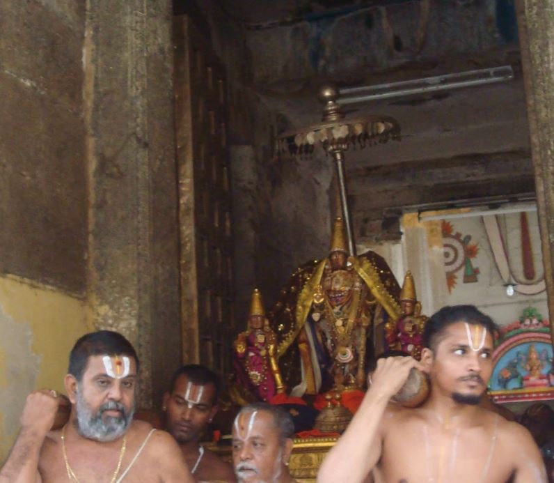 Kanchi Devaperumal  Jaya Karthikai Sukravara Irattai Purappadu 1-201405