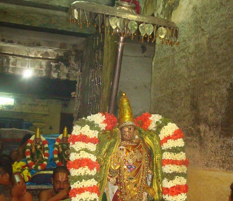 Kanchi Devaperumal  Jaya Karthikai Sukravara Irattai Purappadu 1-201444