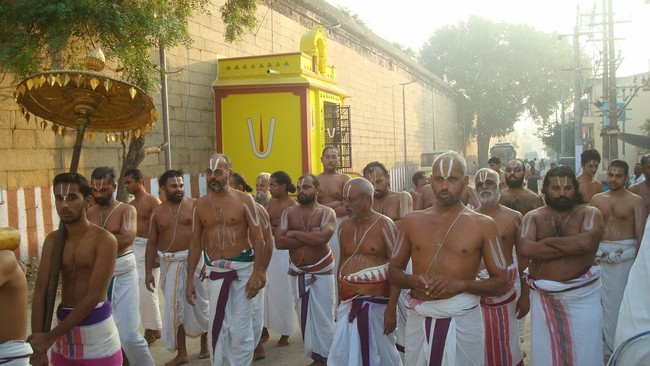 Kanchi Devarajaswami Temple Neeratal  utsavam Day 3   2014-06