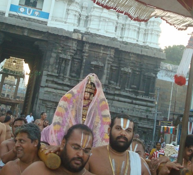 Kanchi Sri Devarajaswami Temple Sri Andal Neerattu Utsavam day 1 2014-17