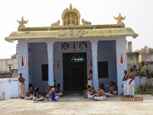 Kanchi Sri Devarajaswami Temple Sri Devaperumal Pazhayaseevaram Purappadu THirumbukal to Kanchi 2015-03