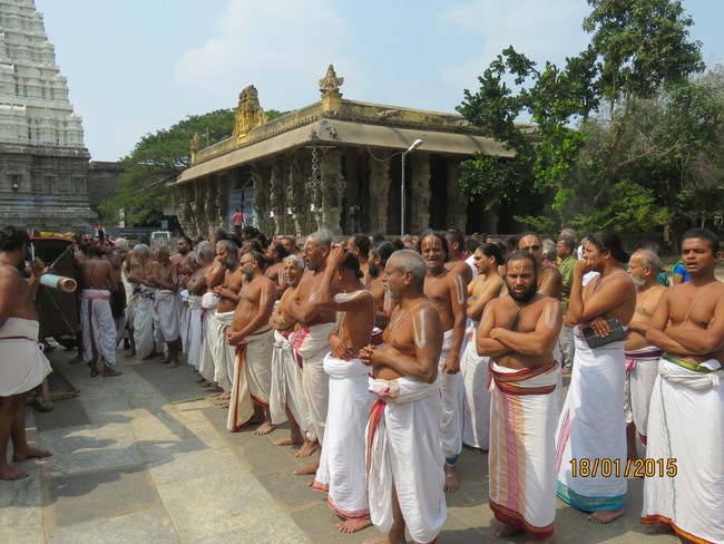 Kanchi Sri Devarajaswami Temple Sri Devaperumal Pazhayaseevaram Purappadu THirumbukal to Kanchi 2015-32