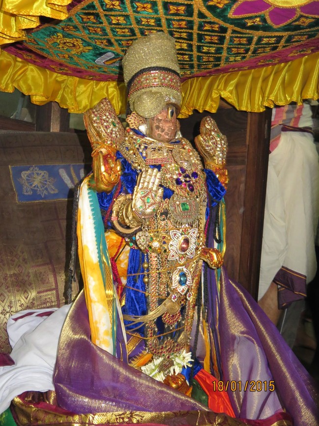 Kanchi Sri Devarajaswami Temple Sri Devaperumal Pazhayaseevaram Purappadu THirumbukal to Kanchi 2015-42