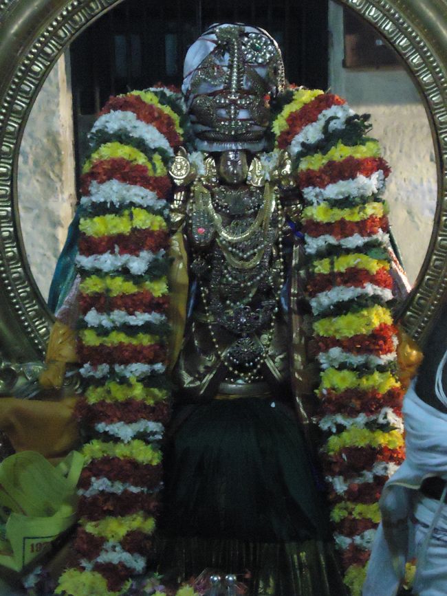 Kanchi Sri Devarajaswami Temple Sri Devaperumal Pazhayaseevaram Purappadu at Hillock 2015-006