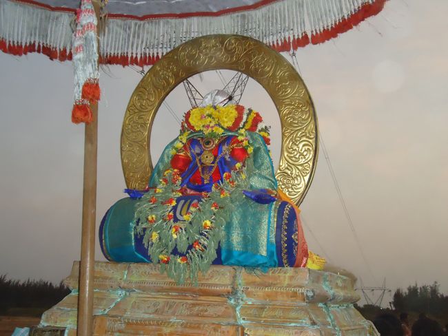 Kanchi Sri Devarajaswami Temple Sri Devaperumal Pazhayaseevaram Purappadu at Hillock 2015-046