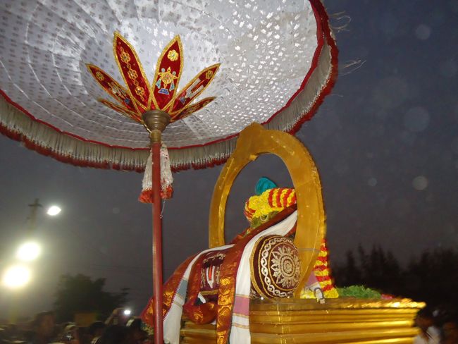 Kanchi Sri Devarajaswami Temple Sri Devaperumal Pazhayaseevaram Purappadu at Hillock 2015-052