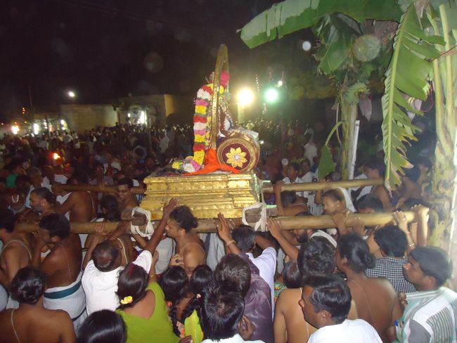 Kanchi Sri Devarajaswami Temple Sri Devaperumal Pazhayaseevaram Purappadu at Hillock 2015-059