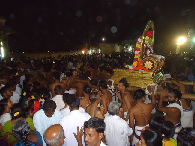 Kanchi Sri Devarajaswami Temple Sri Devaperumal Pazhayaseevaram Purappadu at Hillock 2015-060