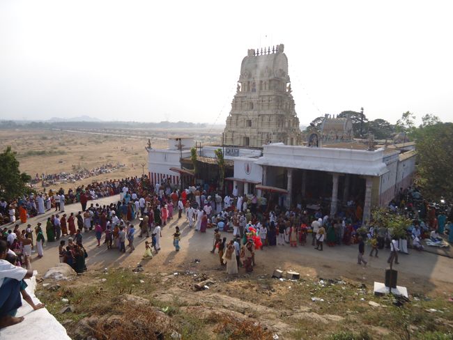 Kanchi Sri Devarajaswami Temple Sri Devaperumal Pazhayaseevaram Purappadu at Hillock 2015-062