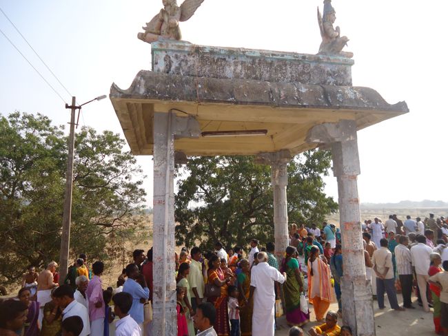 Kanchi Sri Devarajaswami Temple Sri Devaperumal Pazhayaseevaram Purappadu at Hillock 2015-064
