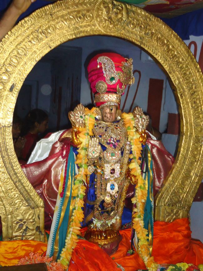 Kanchi Sri Devarajaswami Temple Sri Devaperumal Pazhayaseevaram Purappadu at Hillock 2015-067