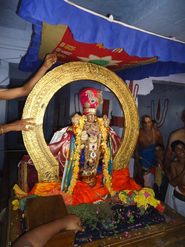 Kanchi Sri Devarajaswami Temple Sri Devaperumal Pazhayaseevaram Purappadu at Hillock 2015-068