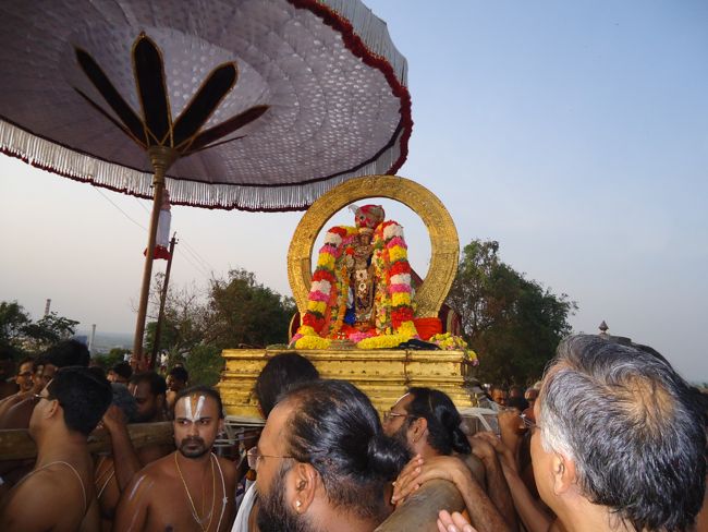 Kanchi Sri Devarajaswami Temple Sri Devaperumal Pazhayaseevaram Purappadu at Hillock 2015-076