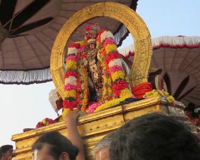 Kanchi Sri Devarajaswami Temple Sri Devaperumal Pazhayaseevaram Purappadu at Hillock 2015-120