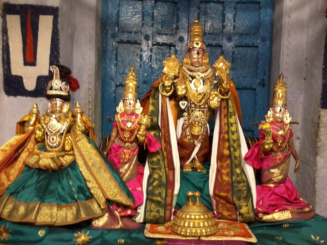 Thiruvelukkai Sri Azhagiya Singa Perumal Temple Ekadasi THirumanjanam-2015-03